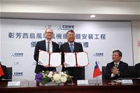 圖說：台船環海公司(CDWE)與哥本哈根基礎建設基金（Copenhagen Infrastructure Partners, CIP）簽署彰芳及西島風機安裝工程優先承攬商契約，由（左）CIP台灣區計畫執行長侯奕愷以及（中）台船環海公司董事長曾國正共同簽屬，並由經濟部能源局局長游振偉（右）見證。