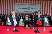 圖說3：右起台船公司鄭文隆董事長、命名人中運陳總經理夫人劉惠芳女士、中鋼運通李新民董事長