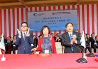 圖說：德翔海運公司陳德勝董事長(左)、命名人張秀美女士(中)、台船公司鄭文隆董事長(右)
