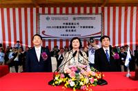 圖說：左起中鋼運通董事長李新民、命名人鄭旨芬女士、台船公司董事長鄭文隆。