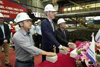 圖說：台灣首艘自建離岸風電全迴旋大型浮吊船Green Jade今正式開工，由台船高建一副總(左一)、船東代表台船環海公司之計畫總監Marco Kanaar(中)以及郭坤成副執行長(右一)共同主持開工儀式，象徵著台灣離岸風電產業正航向新能源時代