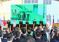 圖說：潛艦國造首塊鋼板彎製成型1_左起台船公司董事長鄭文隆、海軍司令劉志斌、國安會秘書長顧立雄、總統蔡英文、國防部長嚴德發、退輔會主委馮世寬、參謀總長黃曙光