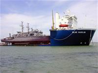 圖說：台船公司第一代潛舉式甲板重貨載運輪BlueMarlin載運2艘獵雷艦
