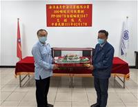 圖說：(右)台船公司基隆廠朱有亮廠長致贈船模予(左)海巡署艦隊分署花蓮海巡隊賀華傑隊長