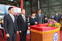 圖說：擲瓶儀式左起海巡署艦隊分署廖德成分署長、北部分署分署長扶大桂、擲瓶人陳美鳳女士、台船公司副總經理周志明
