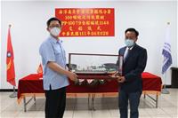 圖說：(右)台船公司基隆廠朱有亮廠長致贈船模予(左)海巡署艦隊分署台南海巡隊李松樵隊長
