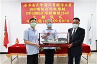 圖說：PP-10080巡防救難艇交船典禮致贈船模儀式(左起)海巡署艦隊分署台中海巡隊蔡崇謀艇長、(中)海巡署艦隊分署吳瑞祥警監秘書、(右)台船公司基隆廠朱有亮廠長