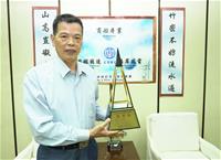 圖說：「台船-船佳堡」榮獲第24屆國家建築金質獎台蝕公司魏正賜董事長合影留念1