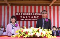 圖說：「海雄艇」命名暨下水典禮(左)命名擲瓶人張淑娟副關務長、(右) 台船公司周志明副總經理
