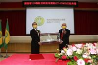 圖說：CP-10002海鷹艇交船典禮船模致贈(左)高雄關陳木榮關務長、(右)台船公司顏聰輝副總經理