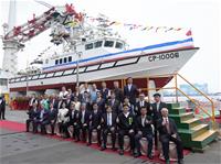 圖5：關務署100噸級巡緝艇「海雄艇」交船典禮與會貴賓合影。