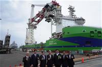 圖8：典禮貴賓於台船公司自製全迴旋大型浮吊船「環海翡翠輪」、「玉山軍艦」合影。