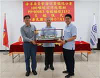 圖2：PP-10083巡防救難艇交船典禮致贈船模儀式(左起) 台船公司基隆廠施炎輝廠長、(中)海巡署艦隊分署吳瑞祥警監秘書、(右) 海巡署艦隊分署金門隊趙子德組主任