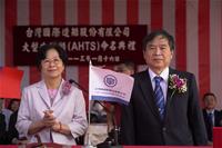 圖說-(左)命名人陳學貞女士、(右)台船公司鄭文隆董事長