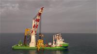 全迴旋大型浮吊船環海翡翠輪進行水下基礎吊掛安放作業
