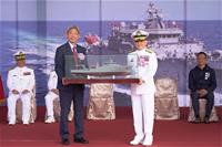 圖說：(左)台船公司黃正弘董事長致贈船模予(右)海軍司令唐華上將