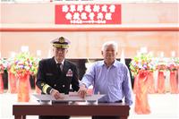 「海軍新建浮塢」安放龍骨典禮-雙方主持人(右)台船公司顏聰輝副總經理、(左)海軍保修指揮部指揮官葉瑞麟少將安放紀念幣