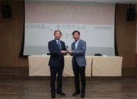 禮品致贈(左)台船公司黃正弘董事長(右)達明機器人何世池董事長