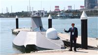 台船公司黃正弘董事長與無人船「奮進魔鬼魚號（Endeavor Manta）」