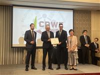 台船環海董事長曾國正(左二)與執行長Javier Magro(左三)上台領獎,與比利時台北辦事處處長馬徹(左一)與法蘭德斯外貿投資局代表(右一)合照