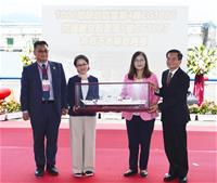致贈船模合影(左起艦隊分屬黃宣凱署長、蕭美琴副總統、管碧玲主委、海巡署張忠龍署長)