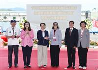 貴賓合影(左起王正旭委員、管碧玲主委、蕭美琴副總統、海巡署張忠龍署長與李文玲夫人、蘇巧慧委員)