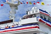 蕭美琴副總統登花蓮艦合影留念(左起海巡署署長夫人李文玲、張忠龍署長、許永寧艦長、管碧玲主委、蕭美琴副總統、台船公司陳政宏董事長)